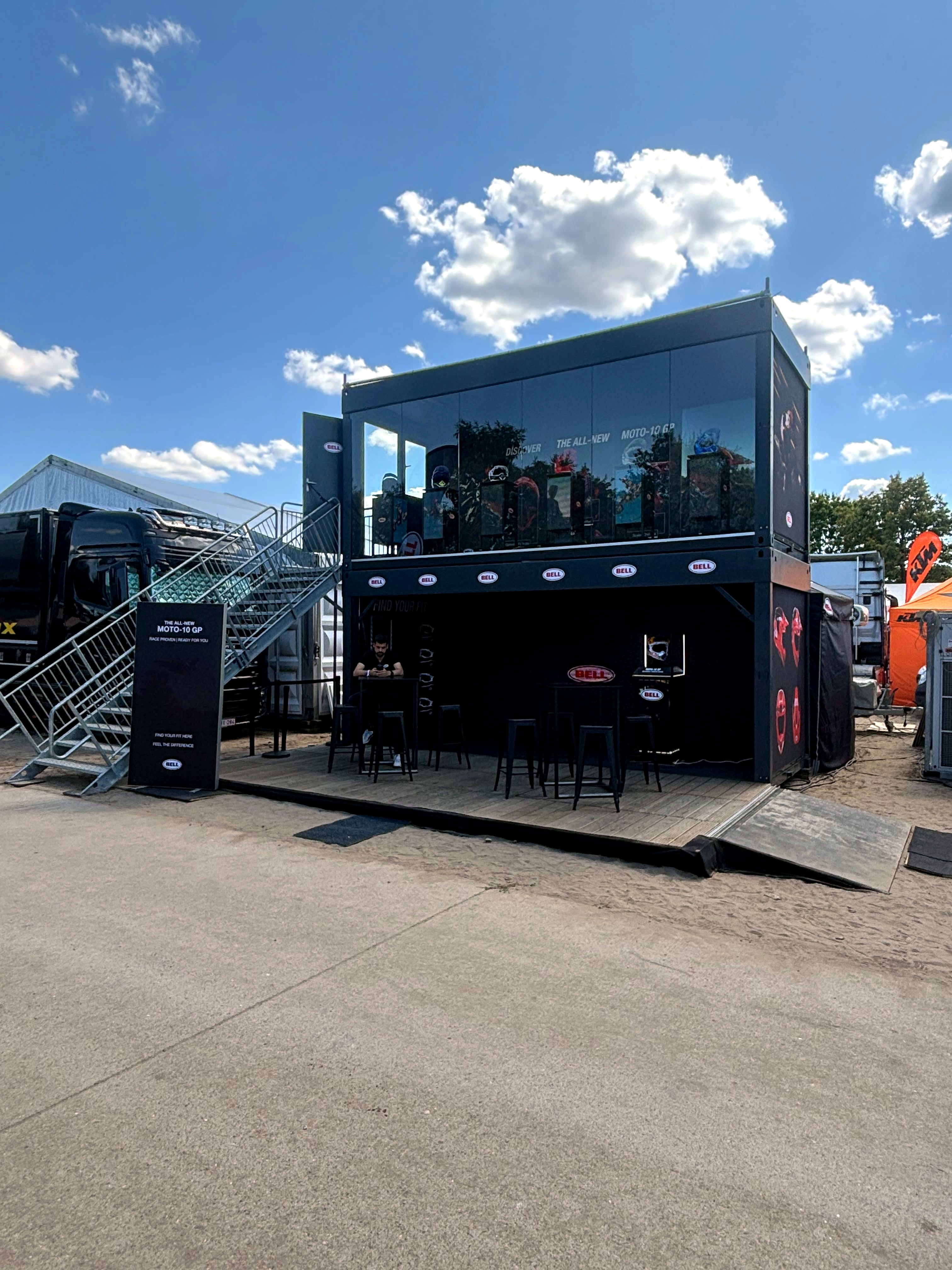 Dubbellaagse showstructuur voor BELL op MXGP Lommel (4)