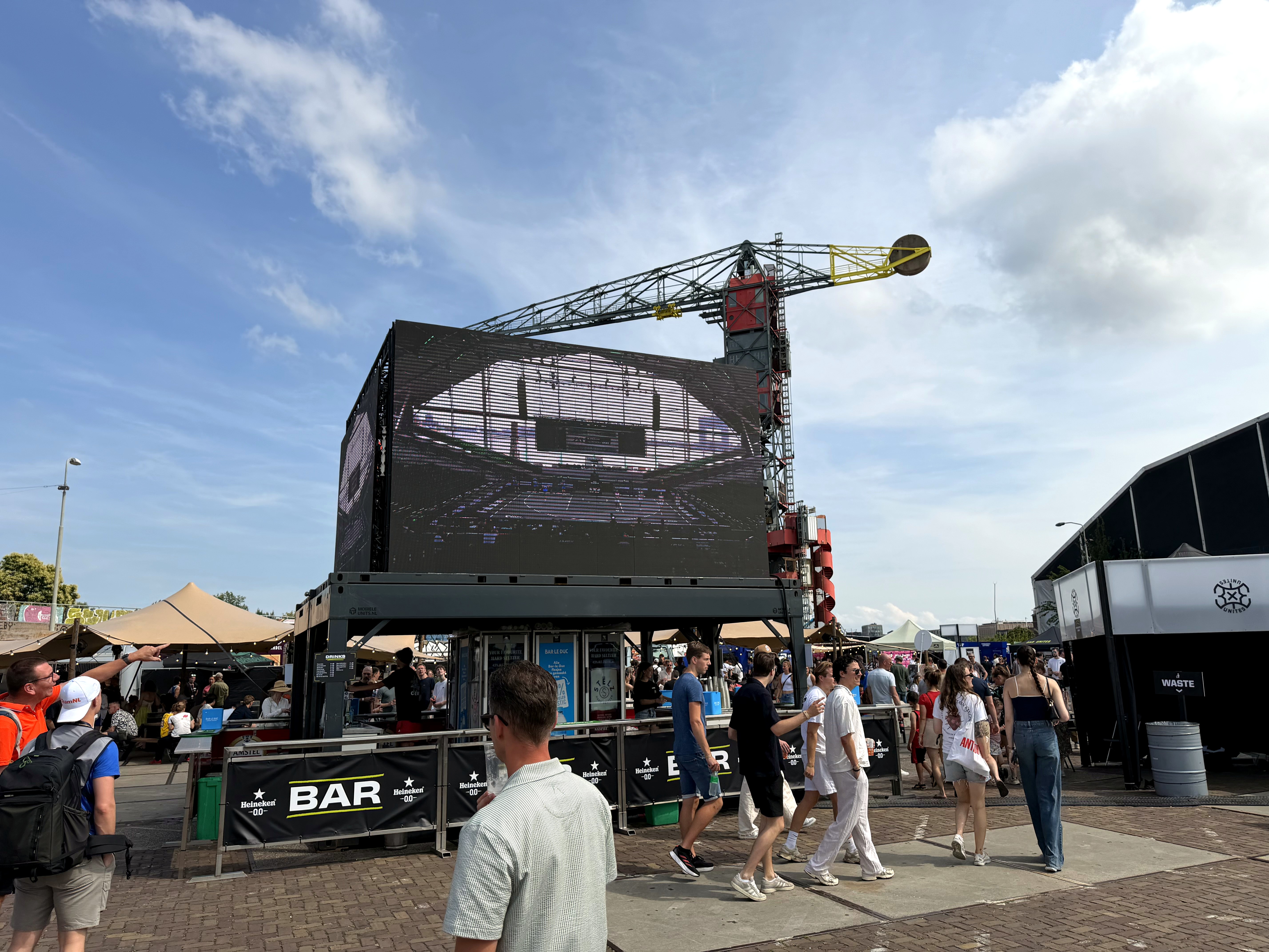 3x3 Festival auf der NDSM-Werft: Bareinheiten mit LED-Bildschirm und Backstage (2)