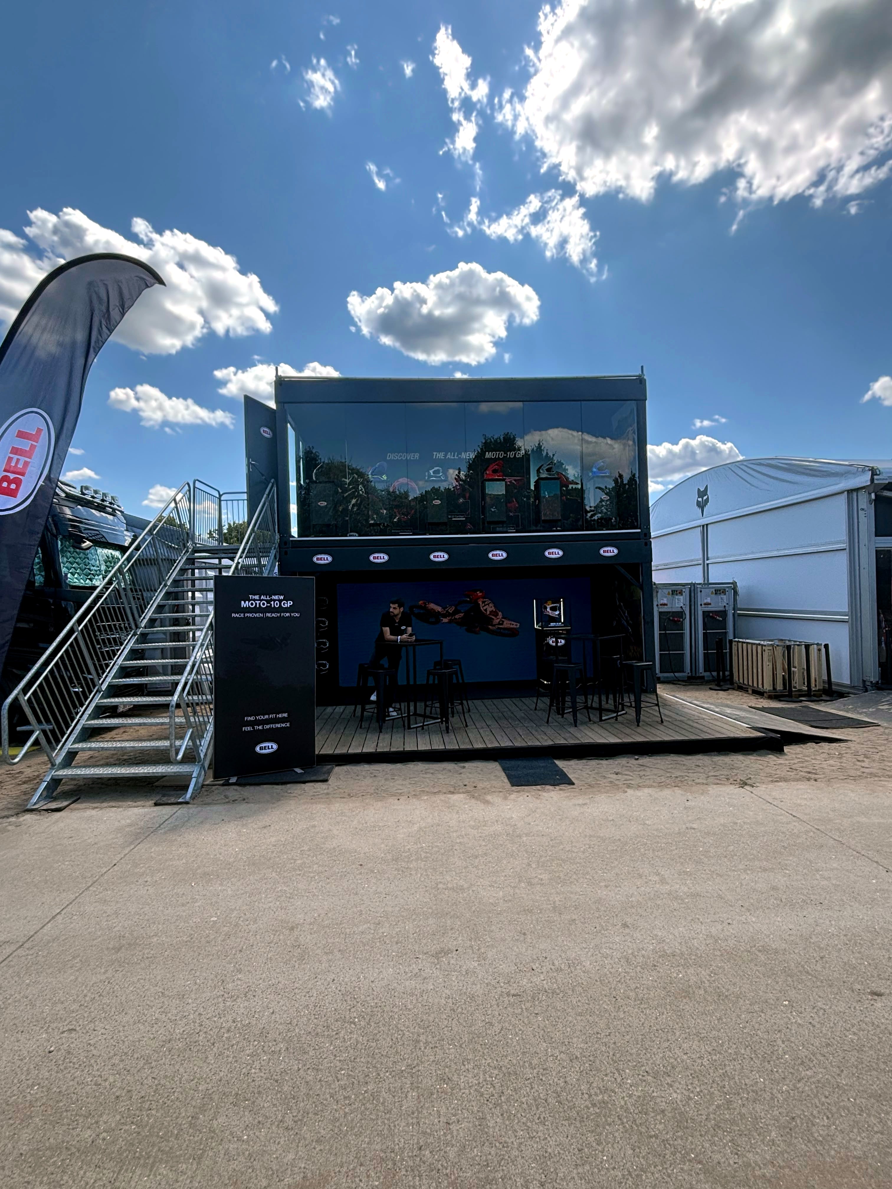 Dubbellaagse showstructuur voor BELL op MXGP Lommel (5)