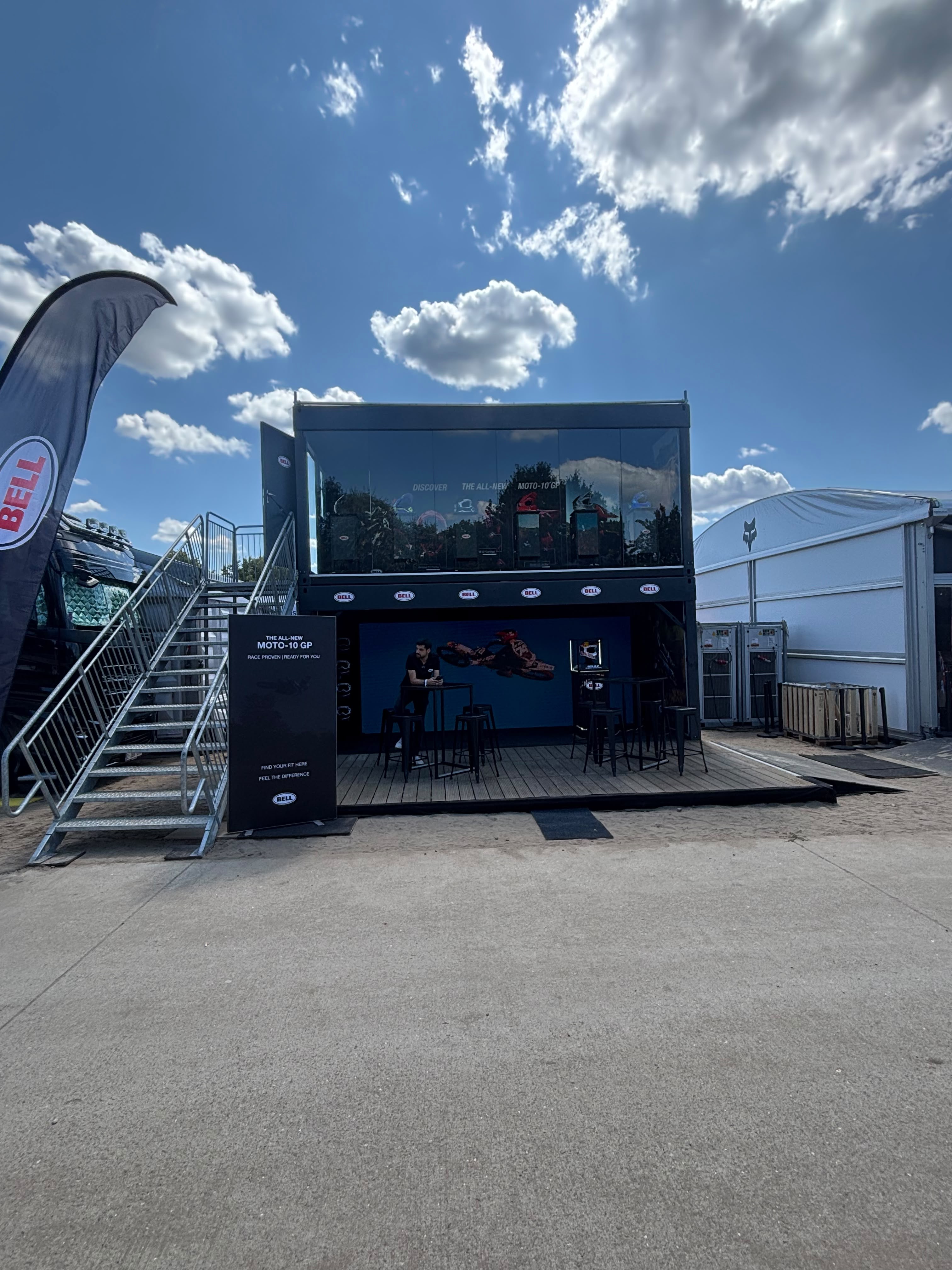 Dubbellaagse showstructuur voor BELL op MXGP Lommel (3)